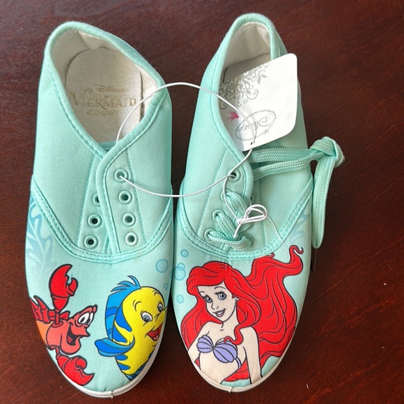 NWT Canvas Little Mermaid Sneakers. Womens Size 7. Missing 1 shoestring. - Picture 1 of 4
